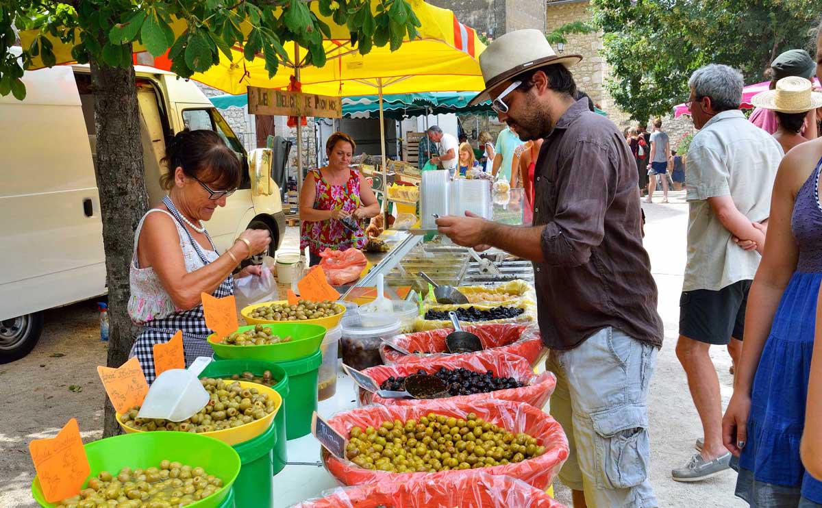 marchandes d'olives - place des Aires