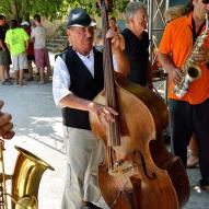 violoncéliste à la fête votive