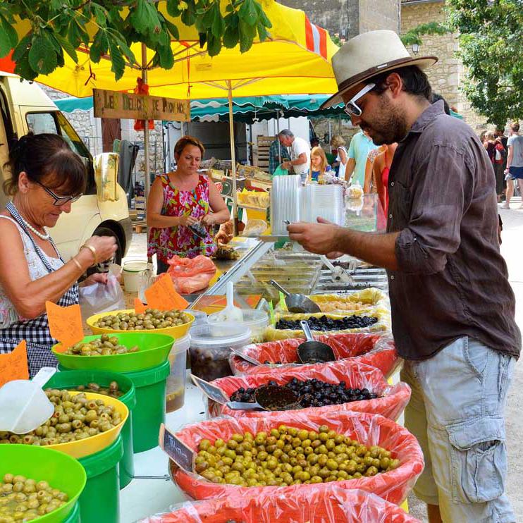 la marchande d'olives - place des Aires