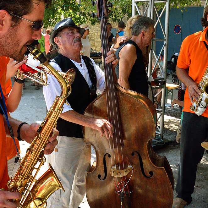 violoncéliste à la fête votive